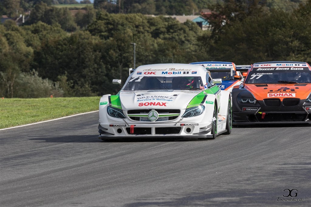 Carsten Lorenzen i hans elegante #71 Super GT racer forfølges af konkurrenter på Ring Djursland
(Foto: Friesenbiker)